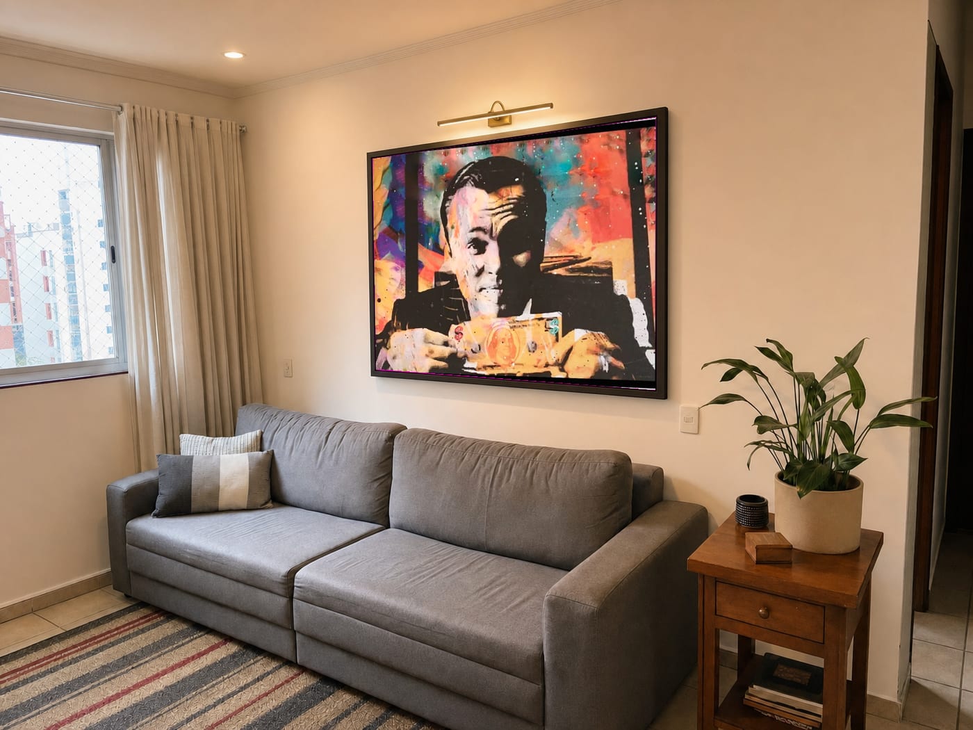 A mesma sala, antes e depois do quadro na parede