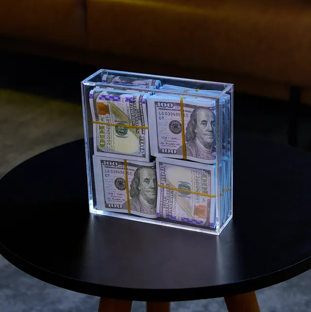 Case do Sucesso Dólar sobre mesa escura