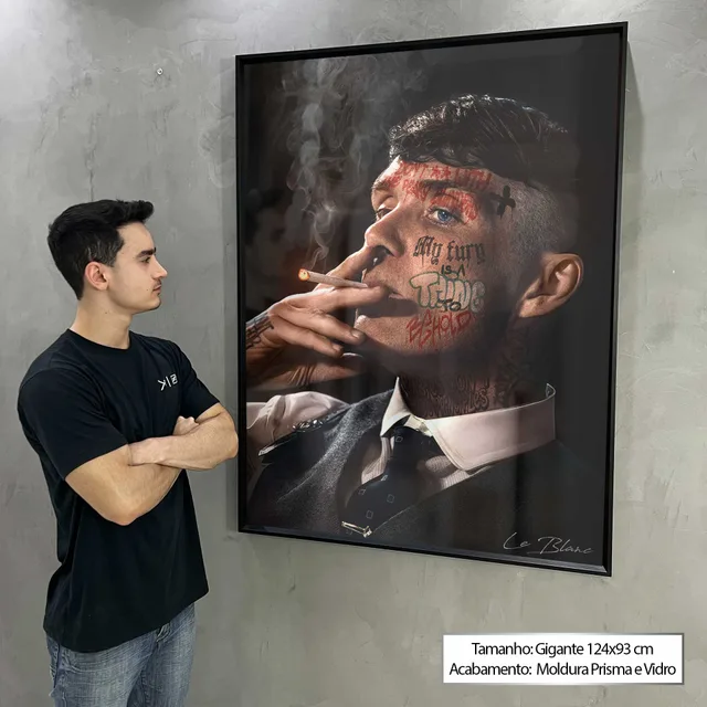 Quadro Tommy Shelby, de Le Blanc, no tamanho Gigante, ao lado de um homem para mostrar a escala