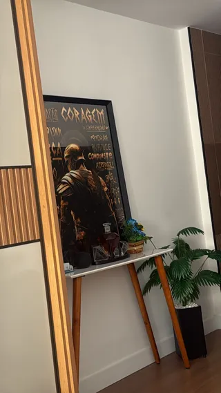 Quadro Espartano Dourado na casa de Toni da Silva Matias