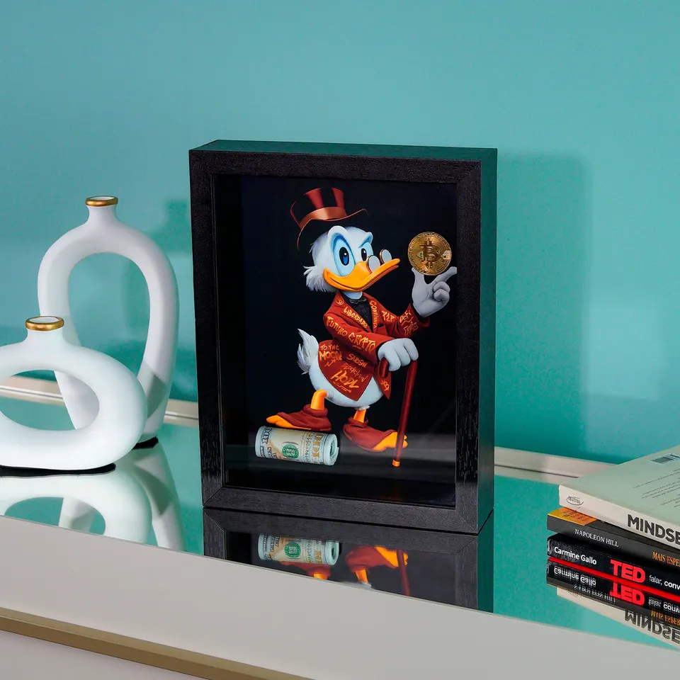The Duck's Bitcoin em aparador com decoração