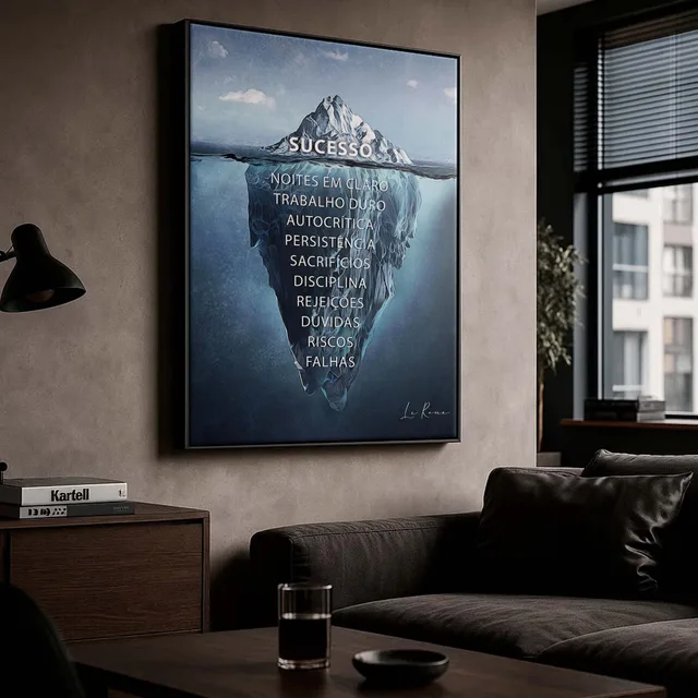 Quadro Iceberg do Sucesso em escritório com sofá escuro