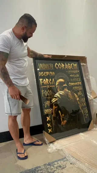 Quadro Espartano Dourado na casa de Fernando Beto