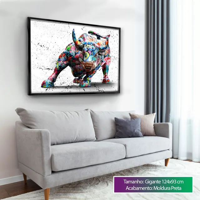 Quadro Touro em Investida em sala clara com sofá cinza