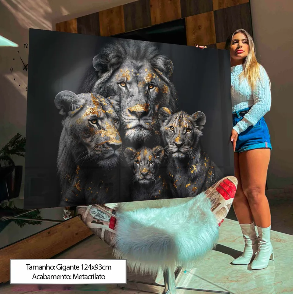 Quadro Família de Leões Folhas de Ouro em metacrilato ao lado de uma pessoa, para mostrar o tamanho