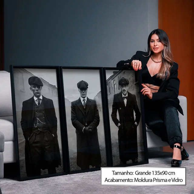 Quadro Trio Peaky Blinders Três Peças apoiado no chão, ao lado de uma mulher sentada