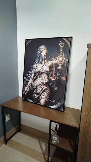 Quadro Deusa da Justiça na casa de Rodrigo