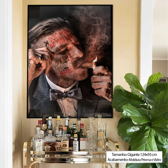 Quadro Arthur Shelby acima de aparador com plantas