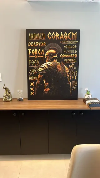 Quadro Espartano Dourado na casa de IMOB5 Negócios Imobiliários
