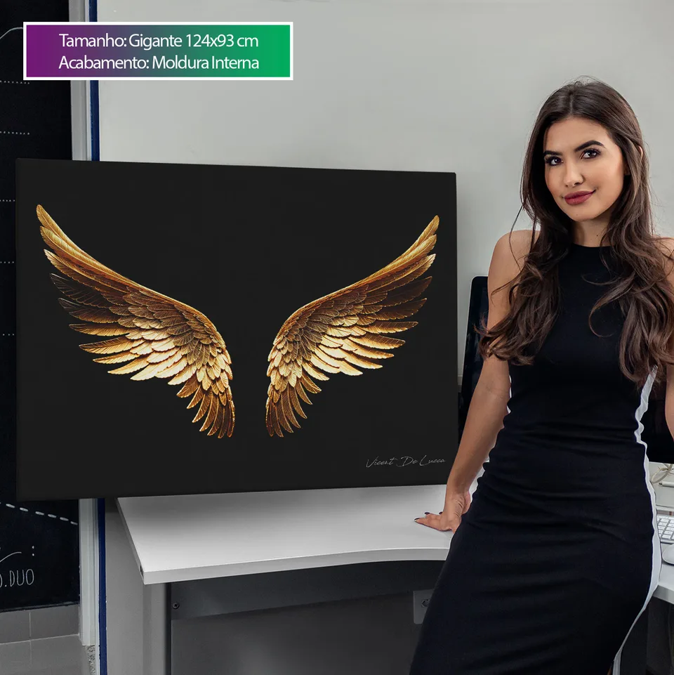 Quadro Asas Douradas em cima da mesa com modelo ao lado