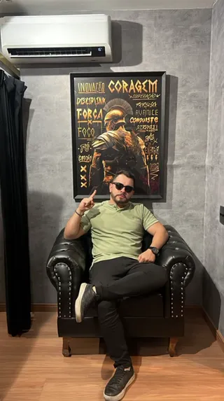 Quadro Espartano Dourado na casa de Aron