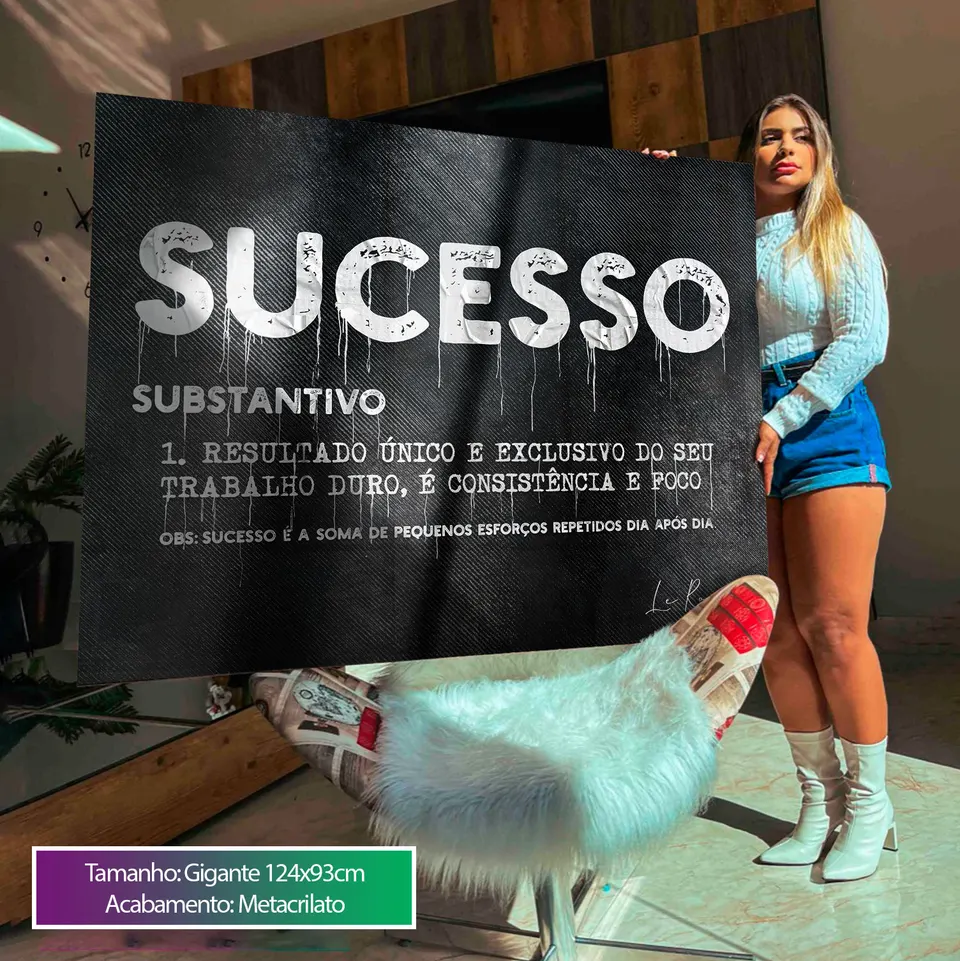 Quadro Sucesso em metacrilato ao lado de uma pessoa, para mostrar o tamanho