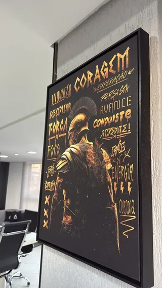 Quadro Espartano Dourado na casa de Andrew