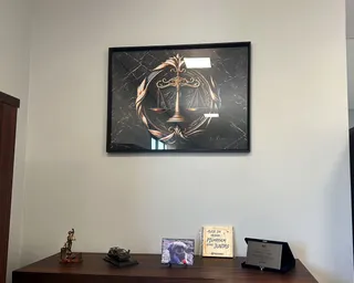 Quadro Brasão do Direito na casa de Ronaldo Silva