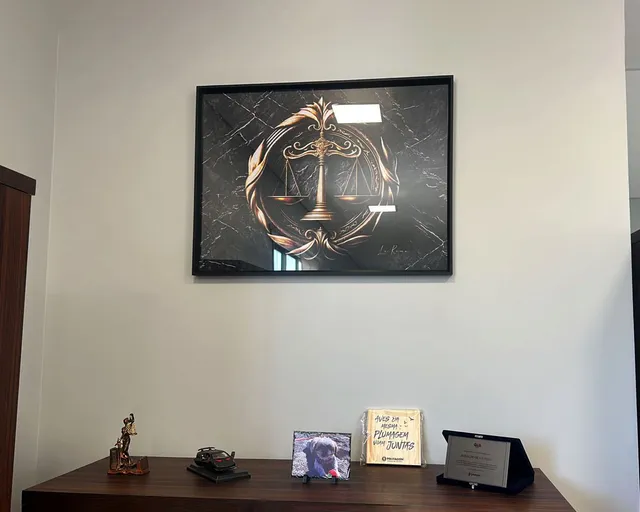 Quadro Brasão do Direito na casa de Ronaldo Silva