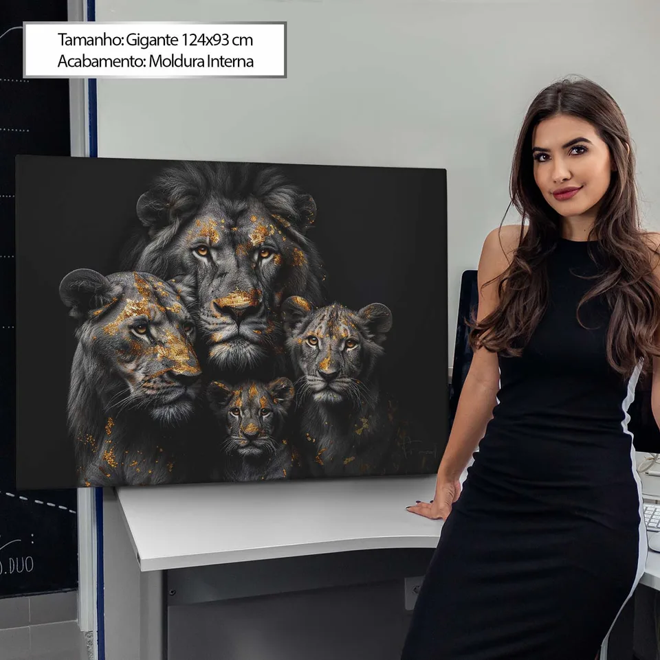Quadro Família de Leões Folhas de Ouro com moldura interna ao lado de uma pessoa, para mostrar o tamanho