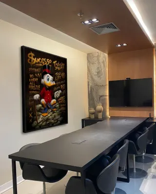 Quadro The Duck's Grafite Dourado na casa de Leonardo