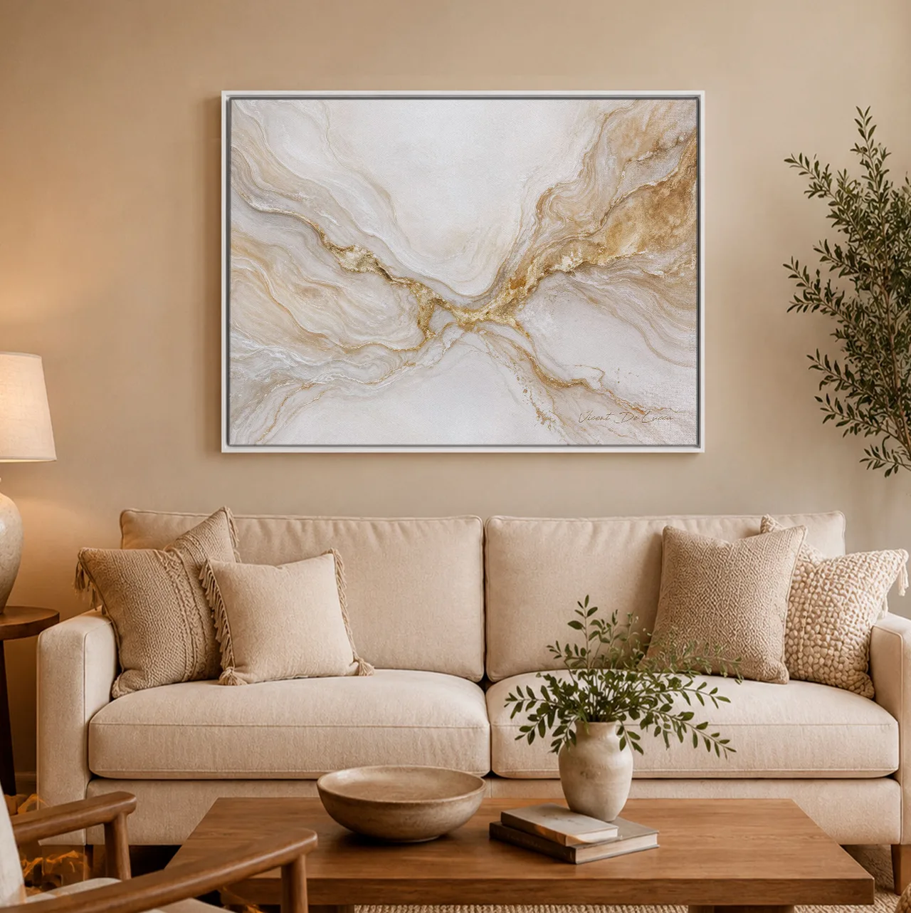 Quadro Abstrato Nascente Dourada, de Vicent de Lucca, marfim com veios de dourado, acima de sofá bege