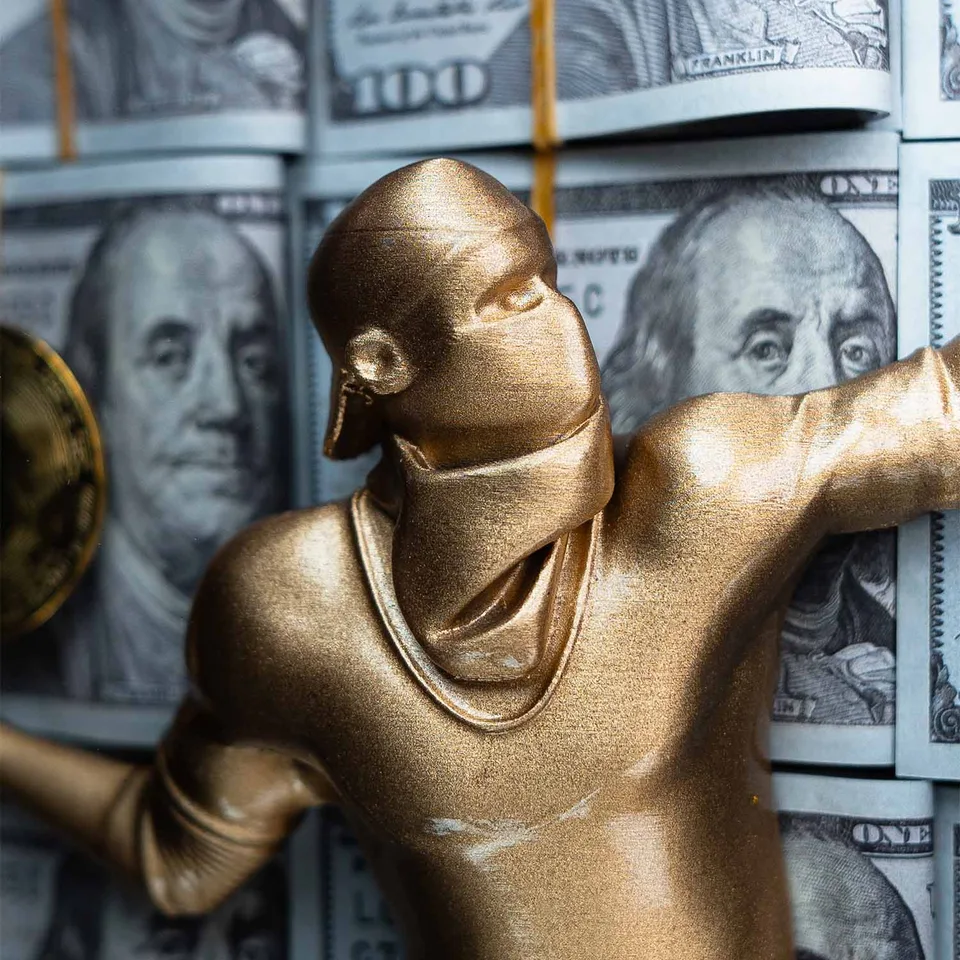 the crypto thrower — detalhe símbolo ousadia investimento
