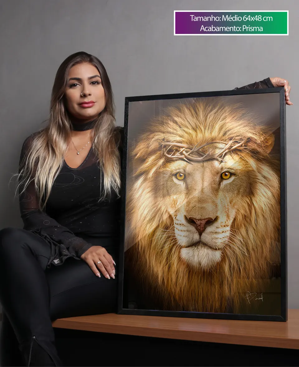 Modelo ao lado do quadro Leão de Judá acabamento prisma e vidro