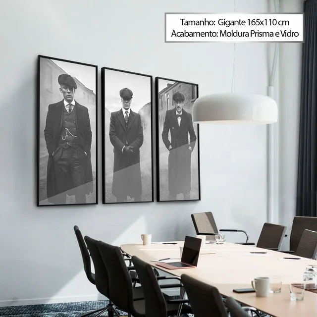 Trio Peaky Blinders em sala de reunião com mesa clara