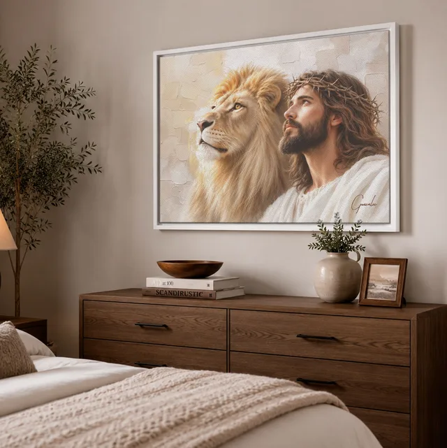 Quadro Salvador, O Leão de Judá acima de cômoda de madeira no quarto