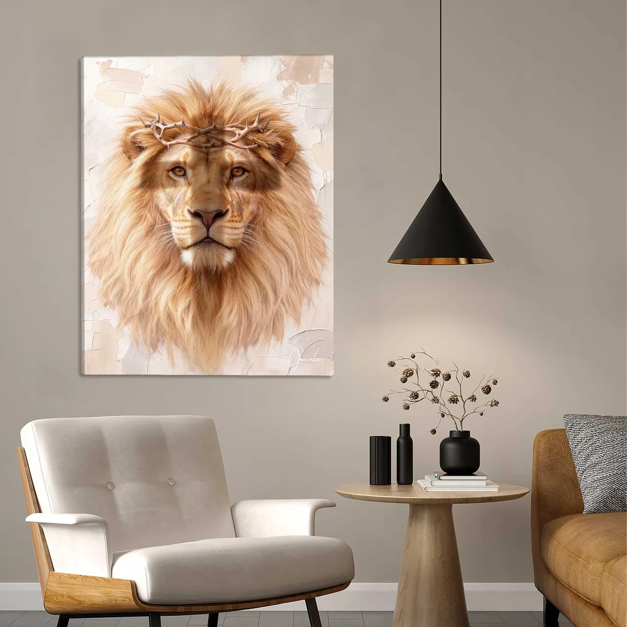 Quadro Leão de Judá da Coleção Cream Art, de Gonzalez, leão de frente com coroa de espinhos, em sala com poltrona branca