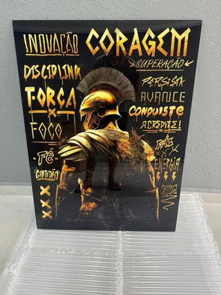 Quadro Espartano Dourado na casa de Douglas Bueno