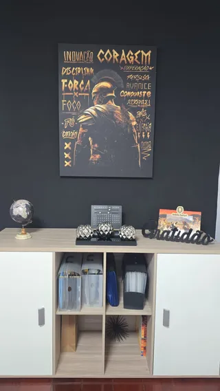 Quadro Espartano Dourado na casa de Helio