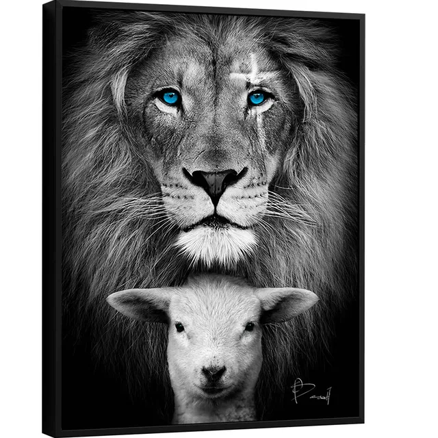 Quadro O Leão e o Cordeiro. Arte religiosa preta e branca de um leão protegendo um cordeiro