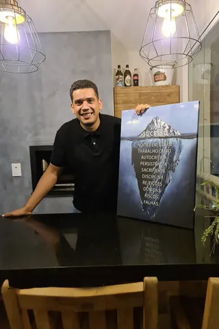 Quadro Iceberg do Sucesso na casa de Armando Freitas
