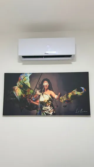 Quadro Deusa da Justiça Colorida na casa de Geovanna Assunção
