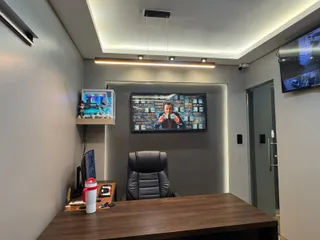 Quadro Vendas, No Sales No Money na casa de Roni
