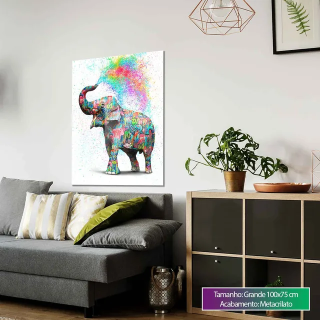 Elefante Colorido em sala com sofá cinza e plantas