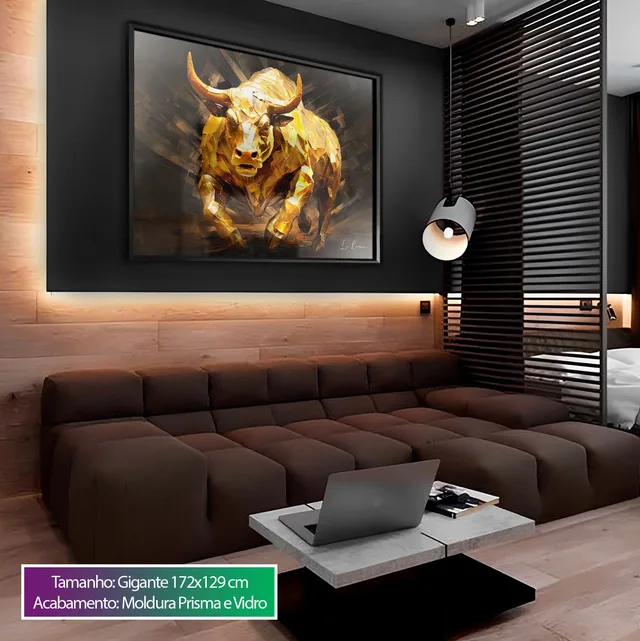Quadro Touro Dourado em sala de estar escura com sofá marrom