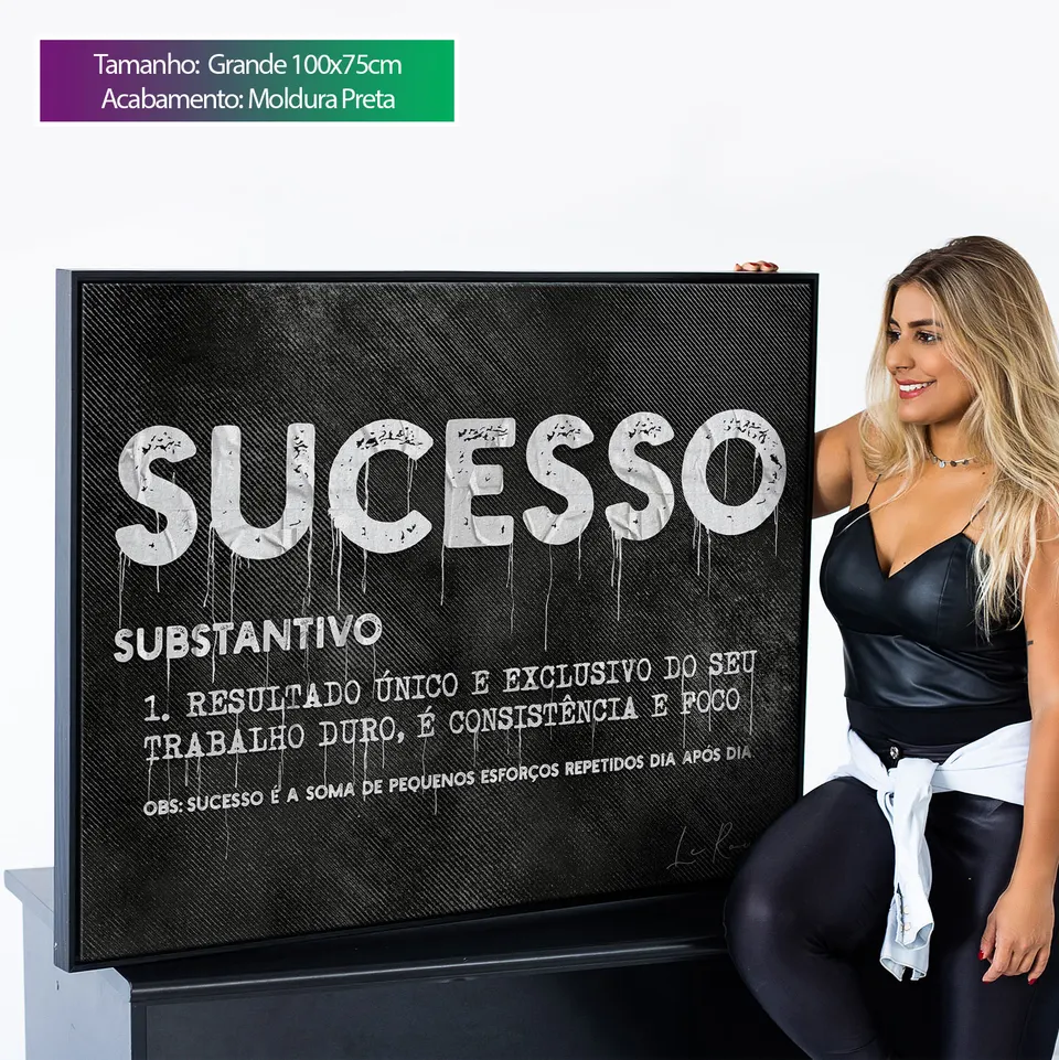 Quadro Sucesso com moldura interna ao lado de uma pessoa, para mostrar o tamanho