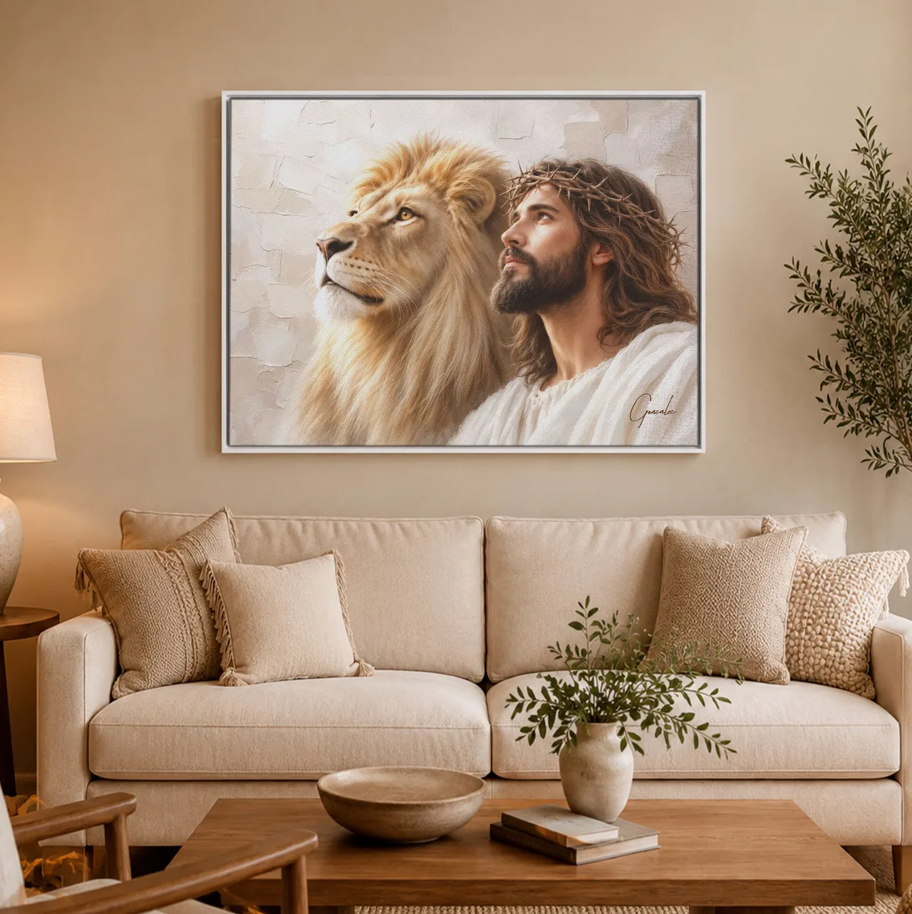 Quadro Salvador, O Leão de Judá, da Coleção Cream Art, de Gonzalez, acima de sofá bege