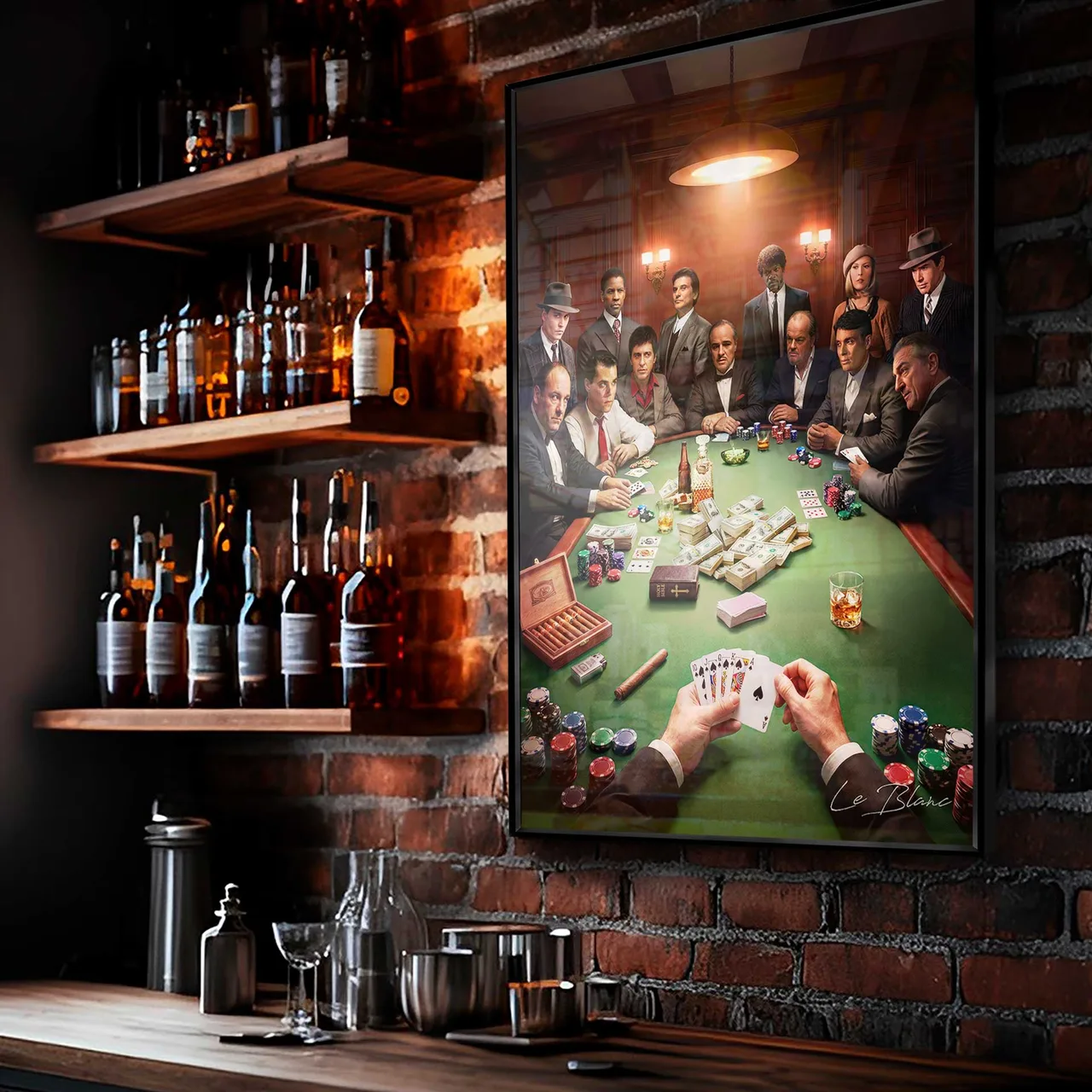 Quadro O Jogo dos Gangsters, de Le Blanc, mesa de pôquer cercada de gângsteres, na parede de um bar com garrafas e tijolo aparente
