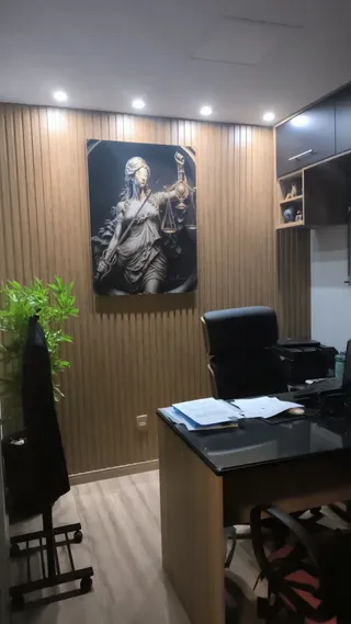 Quadro Deusa da Justiça na casa de Rodrigo Mello Dias