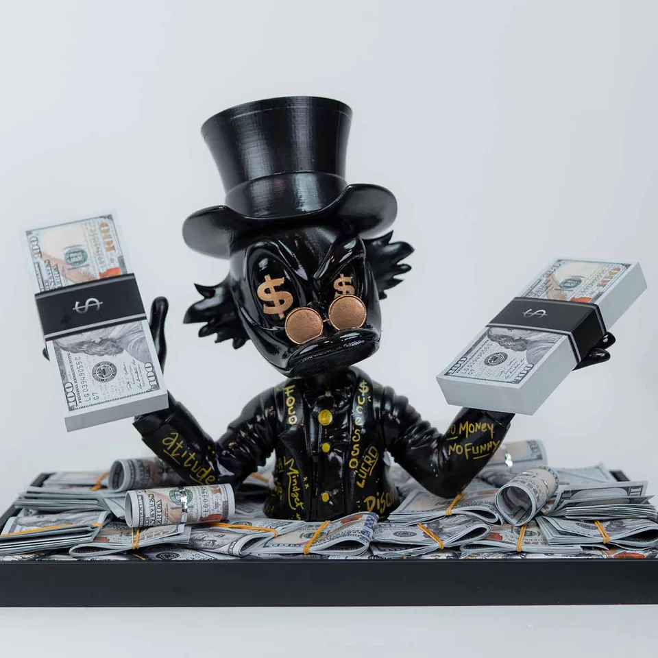 the ducks scultura money — vista lateral com cores saturadas