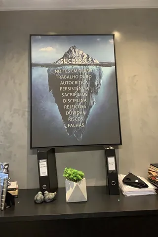 Quadro Iceberg do Sucesso na casa de Adilson Rezende