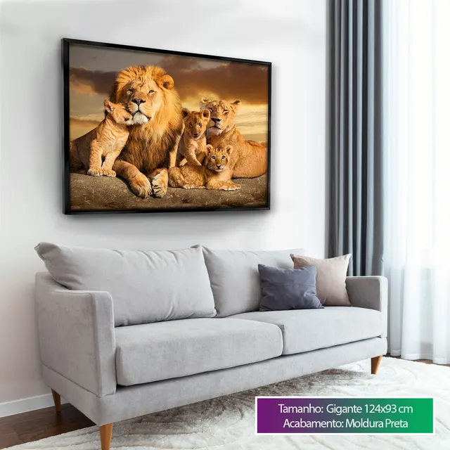 Quadro A Linhagem do Leão acima de sofá cinza