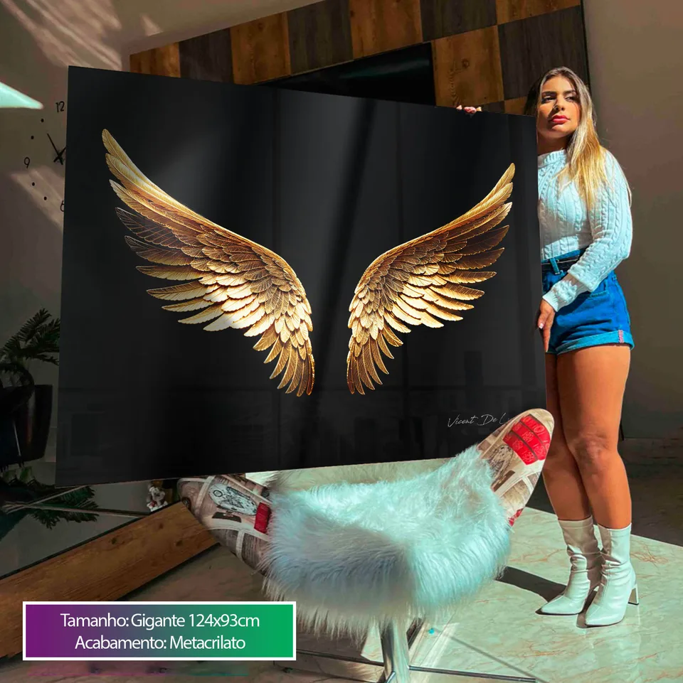 Quadro Asas Douradas Gigante com modelo segurando ao lado