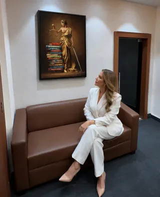 Quadro Conhecimento da Deusa da Justiça na casa de Sara