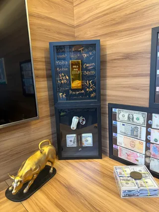 The Golden Bar of Abundance na casa de Cristiano
