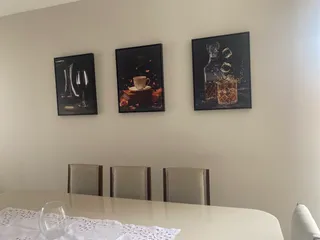 Quadro Um Bom Vinho na casa de Valeria Barberi