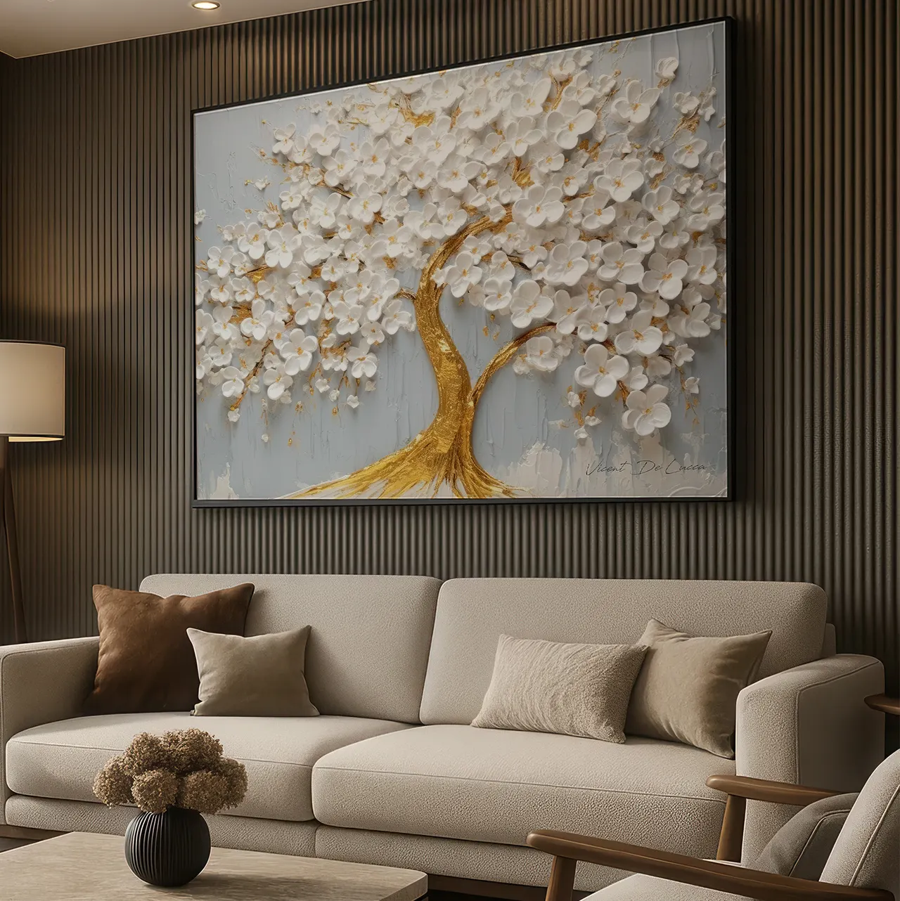 Quadro Árvore da Paz, de Vicent de Lucca, árvore de tronco dourado e flores brancas, acima de sofá bege em sala com parede ripada escura
