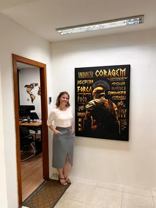 Quadro Espartano Dourado na casa de Camila Rodrigues