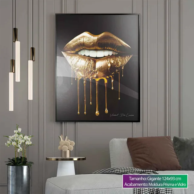Quadro Boca Molten Gold em parede cinza com luminária pendente