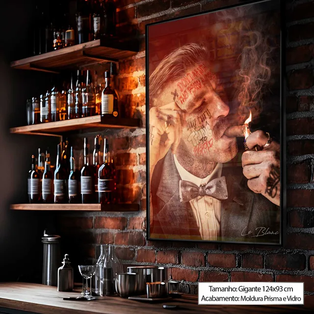 Quadro Arthur Shelby em bar de casa com prateleiras de bebidas